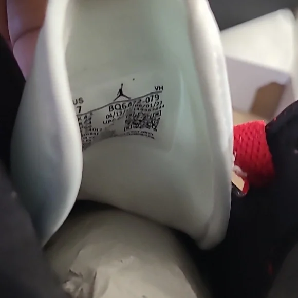 Jordan 1 sneakers - Picture 3 of 5